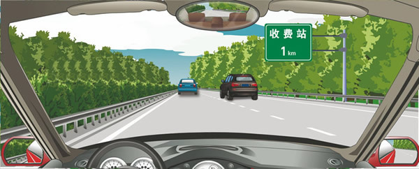 右侧标志提示距离设有电子不停车收费车道的收费站1公里。配图